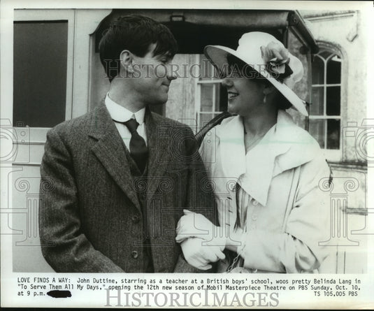 1982 Press Photo John Duttine woos Belinda Lang in "To Serve Them All My Days" - Historic Images