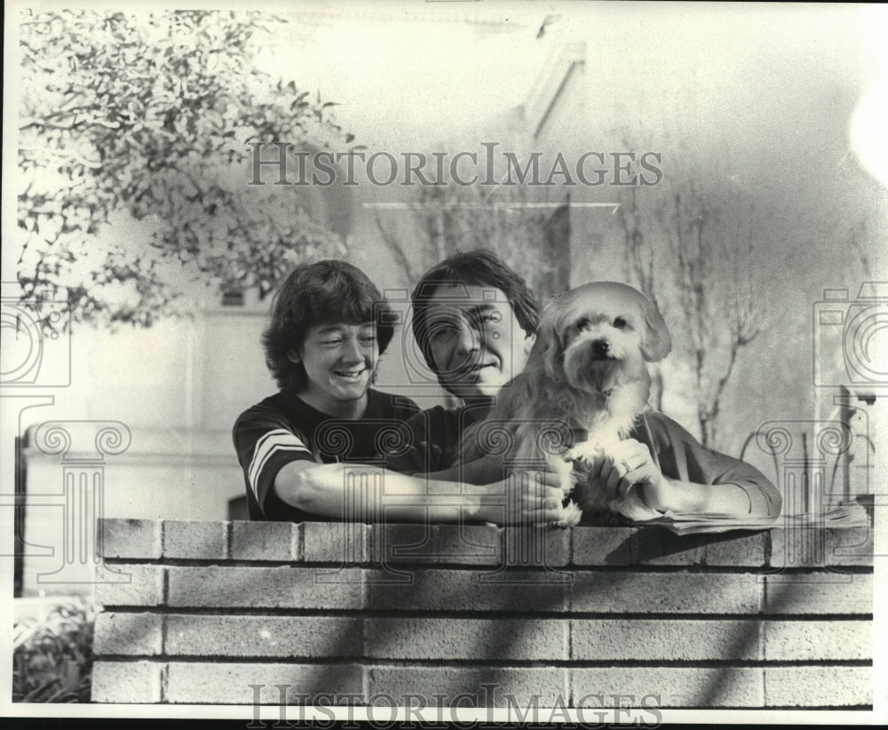 1983 Press Photo Milwaukeean Comedian Will Durst, Debi, and their dog, Frankie - Historic Images