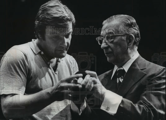 1977, Peter Duchin accepted the pharmaceutical emblem from Sylvester - Historic Images