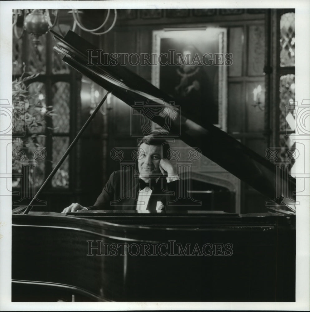 1993 Press Photo Pianist Peter Duchin at piano, to play the annual Symphony Ball - Historic Images