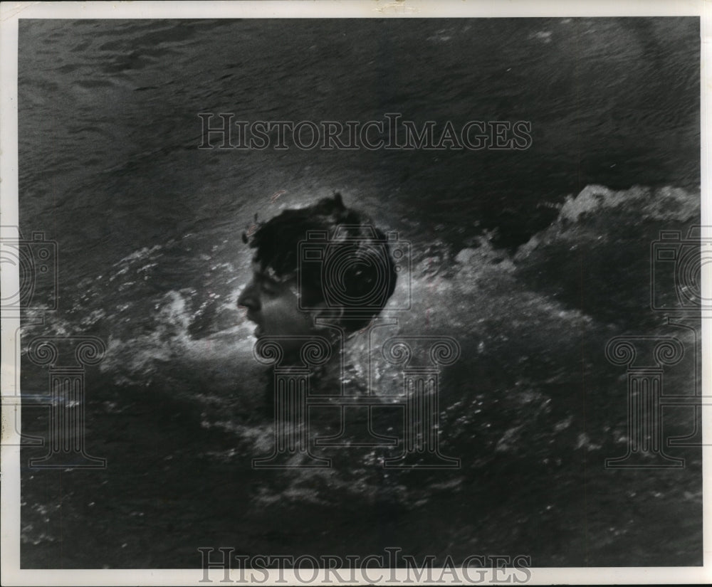 1963 Press Photo Magician Ronnie Fable chained in coffin, in Fox River Wisconsin - Historic Images