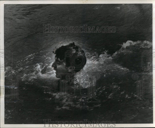 1963 Press Photo Magician Ronnie Fable chained in coffin, in Fox River Wisconsin - Historic Images
