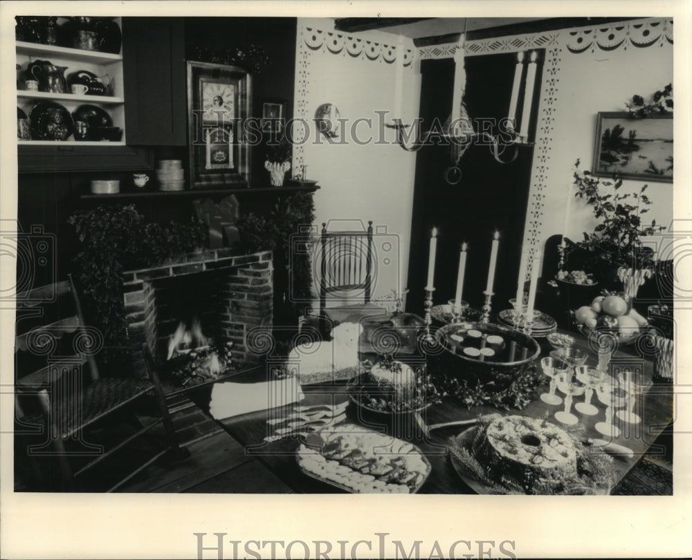 1987, Author Mary Emmerling&#39;s dining room, decorated for the season - Historic Images