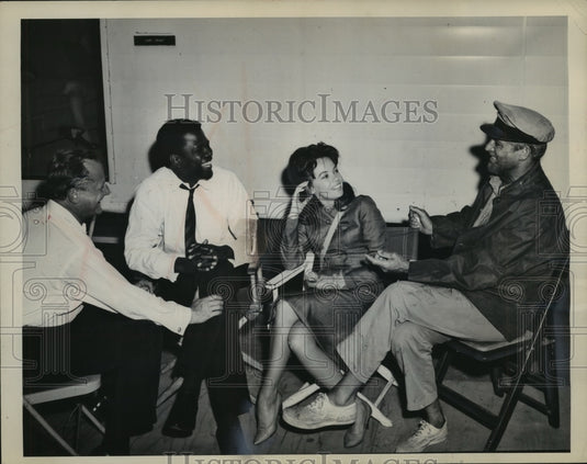 1964 Press Photo California-Hollywood actors gather together with director. - Historic Images