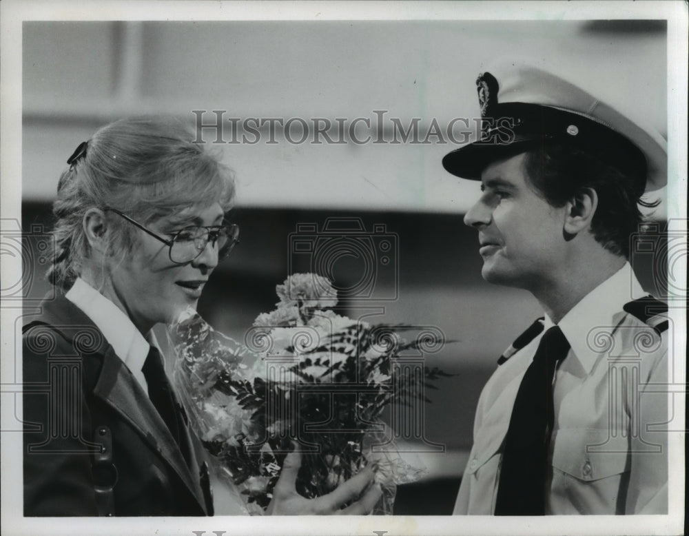 1981 Press Photo Stars Joanna Pettet and Fred Grandy in &quot;The Love Boat&quot; show. - Historic Images