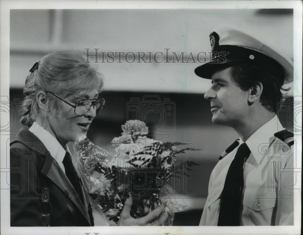 1981 Press Photo Stars Joanna Pettet and Fred Grandy in "The Love Boat" show. - Historic Images