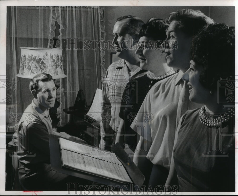 1962 Press Photo Conductor rehearses soloist for Marquette University concert. - Historic Images