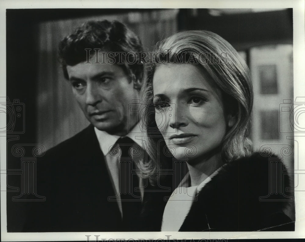 Press Photo actors Farley Granger and Lee Bouvier star in ABC&#39;s &quot;Laura&quot; - Historic Images