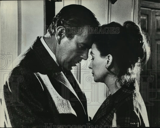 1970, Actors John Forsythe & Jean Simmons star in "The Happy Ending" - Historic Images