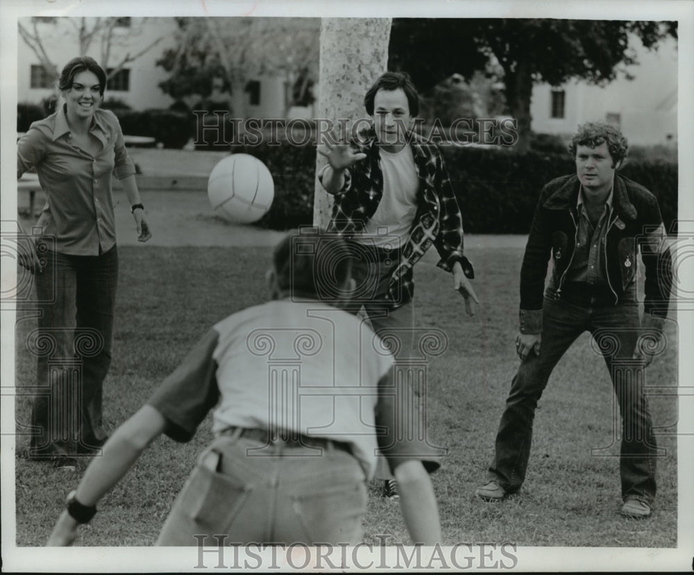 1974 Press Photo Frederic Forrest, Tyne Daly &amp; Cast of Larry play with a ball - Historic Images