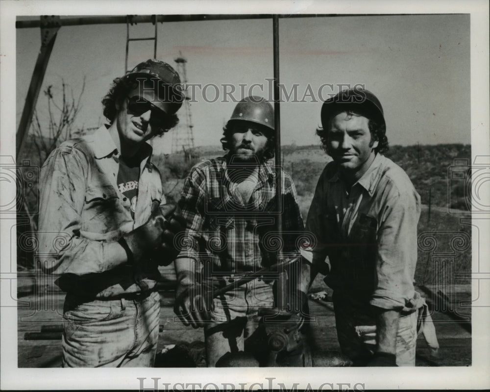 1981 Press Photo Country musician Larry Gatlin and the Gatlin Brothers, oil rig - Historic Images