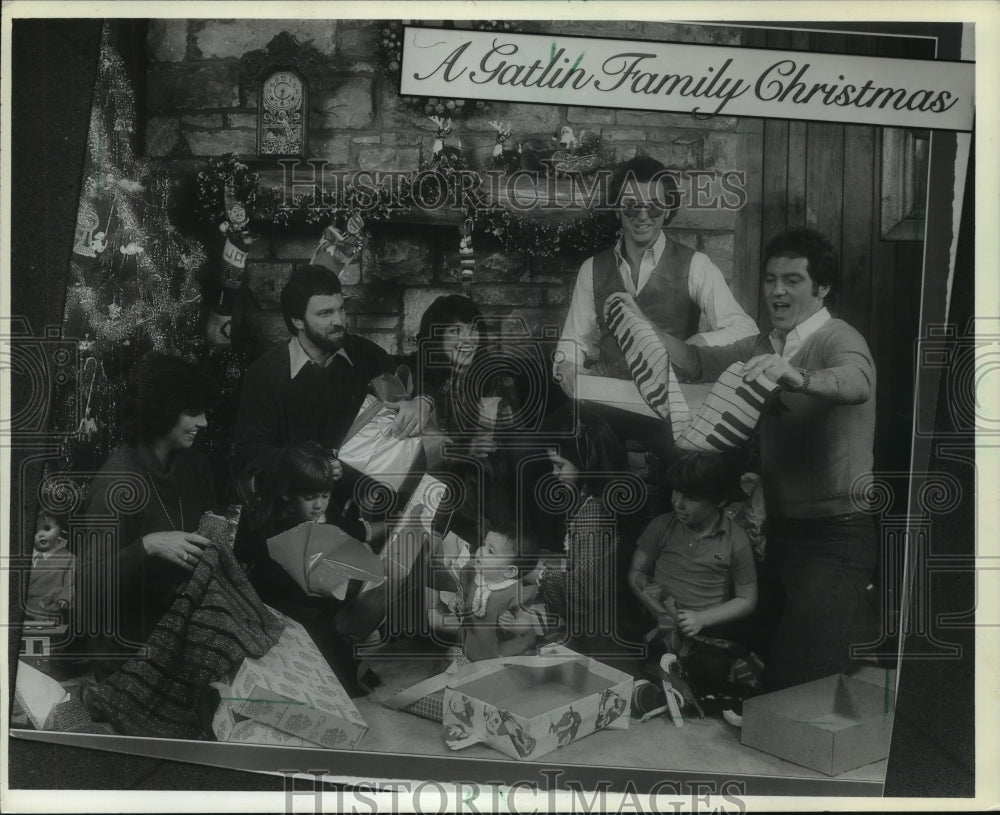 1982, Gatlin Brothers Enjoy Family Christmas On New Columbia Album - Historic Images