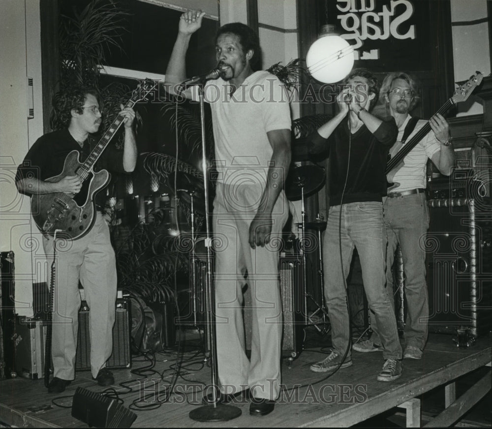 1982, Bluesman Lee Gates jamming with Leroy Airmaster at the Stag bar - Historic Images