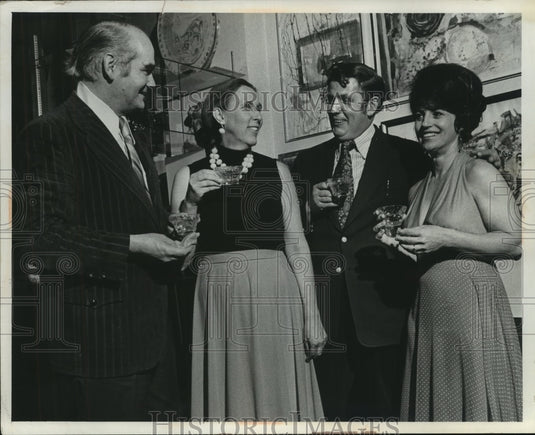 1973 Press Photo fundraiser at Celeste & Alan Gass' Cedarburg Art Studio, WI-Historic Images