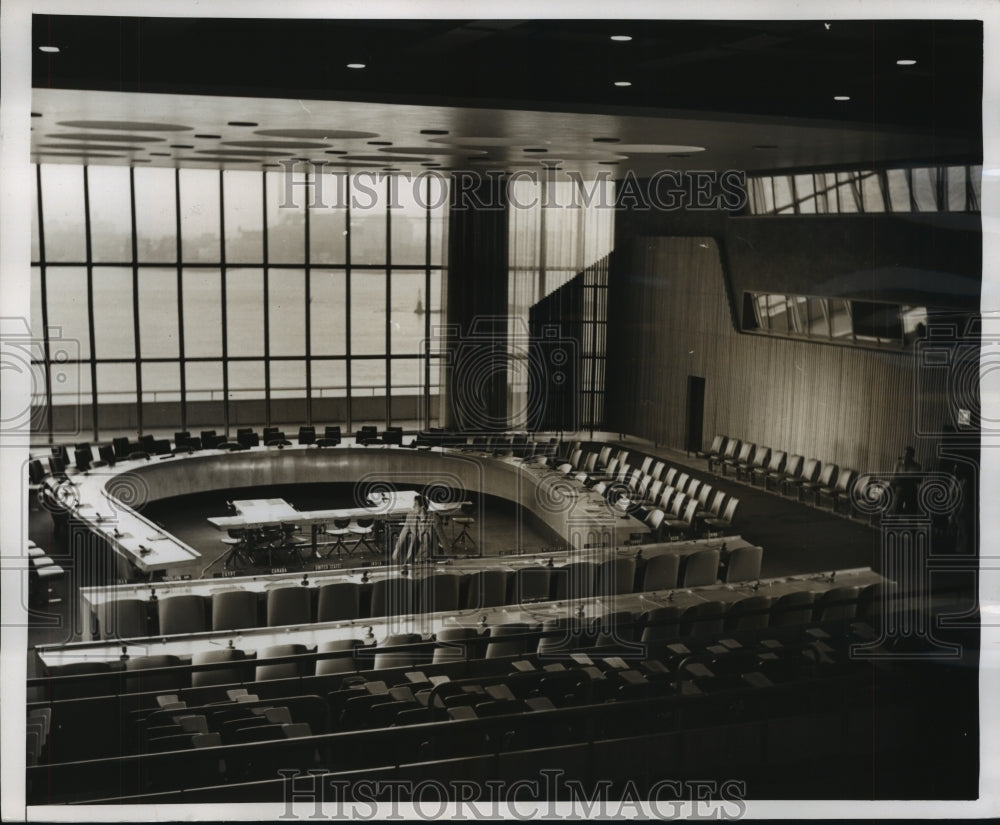 1952 crew watches Vittoria Gassman at U.N. Council on Human Rights - Historic Images