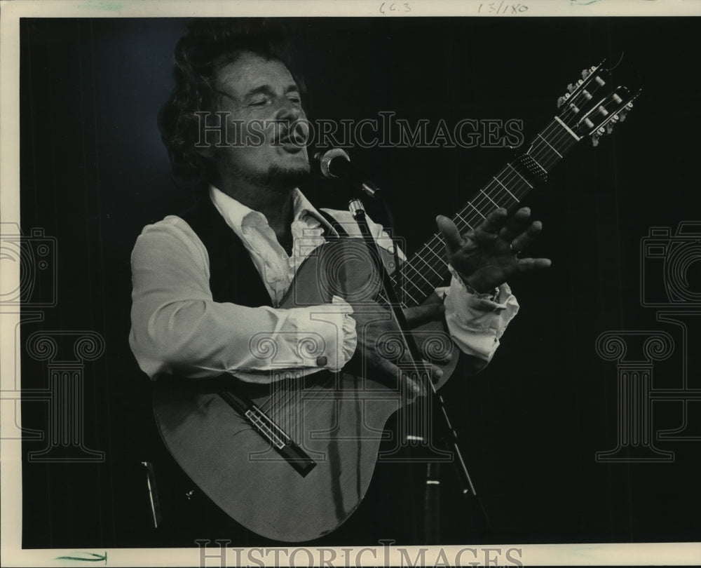 1983 Press Photo John Gary sings and plays guitar at Irish Fest - mjp15739 - Historic Images