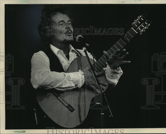 1983 Press Photo John Gary sings and plays guitar at Irish Fest - mjp15739 - Historic Images
