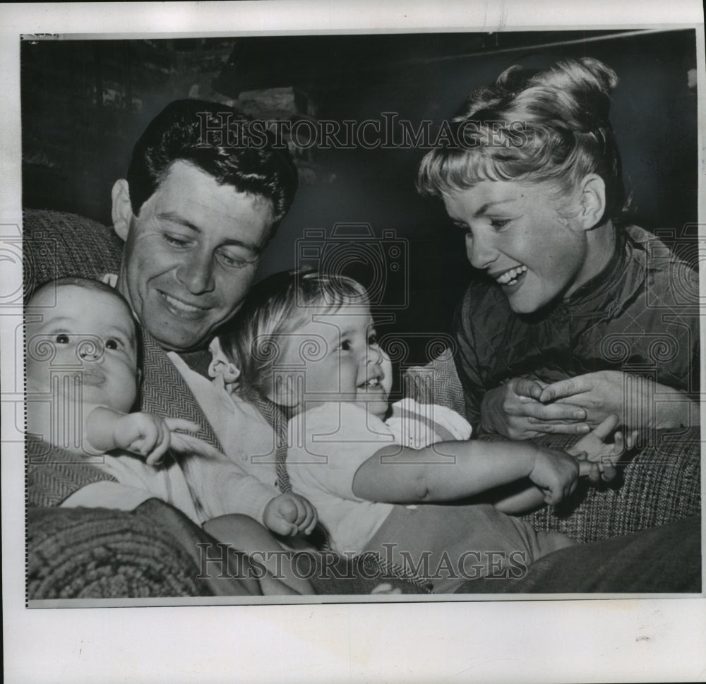 1958 Press Photo Singer Eddie Fisher &amp; wife Debbie Reynolds &amp; their children, CA - Historic Images