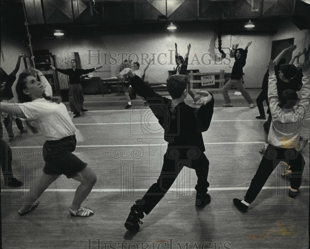 1993 Press Photo Cast members of Bridge to Terabithia perform warmup - Historic Images