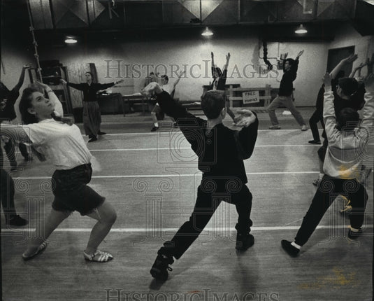 1993 Press Photo Cast members of Bridge to Terabithia perform warmup - Historic Images