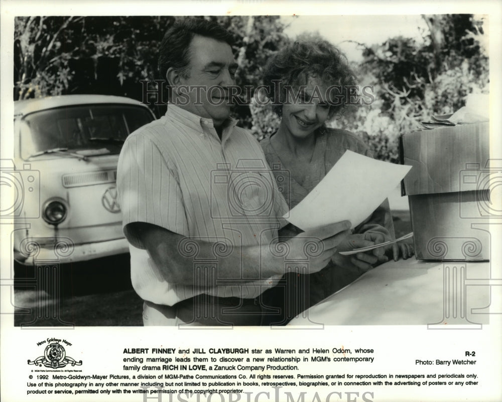 1992 Press Photo actors Albert Finney and Jill Clayburgh star in "Rich in Love" - Historic Images