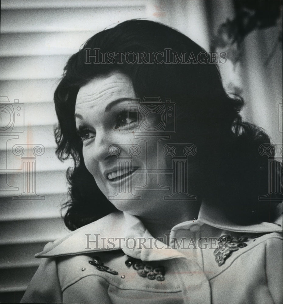 1976 Press Photo Singer Marion Marlowe in a Milwaukee interview - mjp15858 - Historic Images