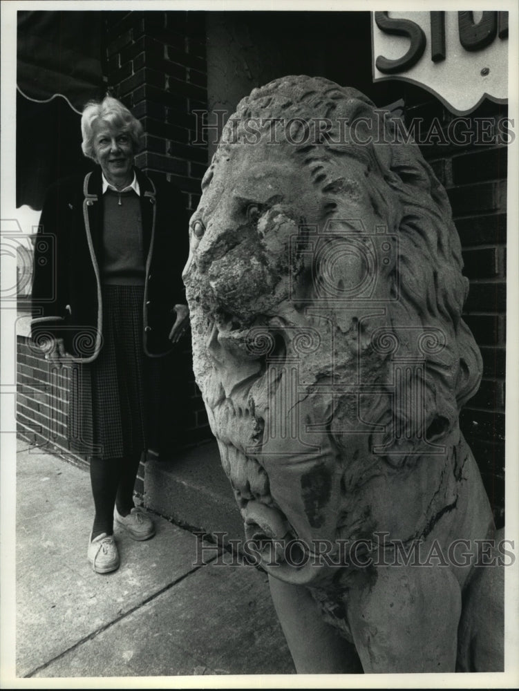 1992 Press Photo Shirley Schanen Gruen and her defaced lion , Port Washington - Historic Images