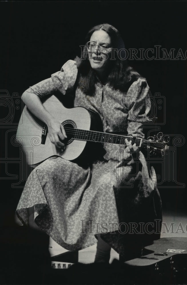 1984 Press Photo Folk singer Gerri Gribi sings songs by and about women. - Historic Images