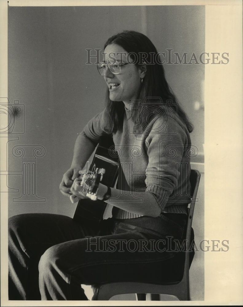 1985, Gerri Gribi, folk singer. - mjp15893 - Historic Images