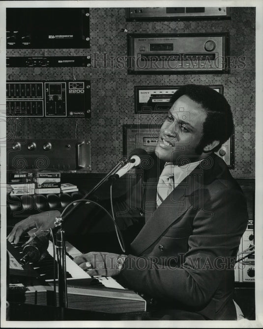1977, Organist Mike Gregory - mjp15911 - Historic Images