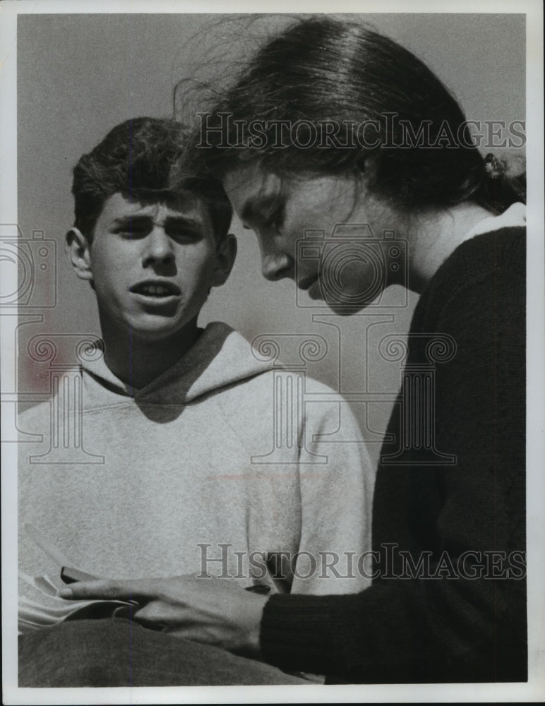 1975 Press Photo Actor Gary Grimes and actress Jennifer O'Neill in Summer of '42 - Historic Images