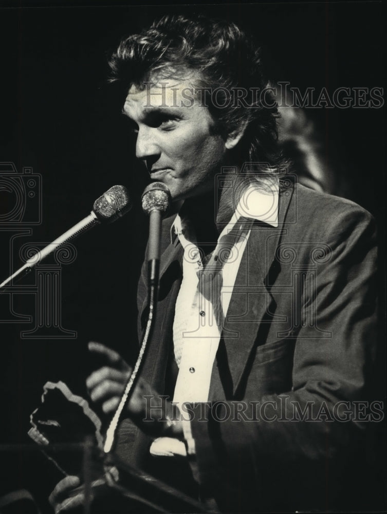 1987 Press Photo Steve Grimm accepted his award as the top male vocalist - Historic Images