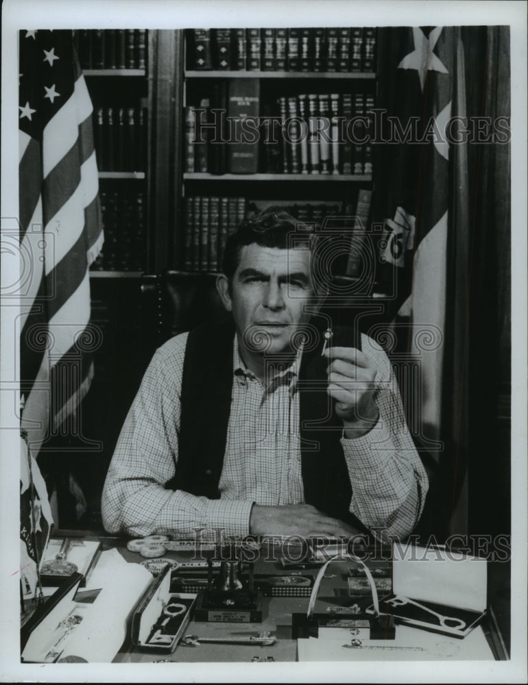 1971 Press Photo Andy Griffith displays various awards he received from mayors.- Historic Images