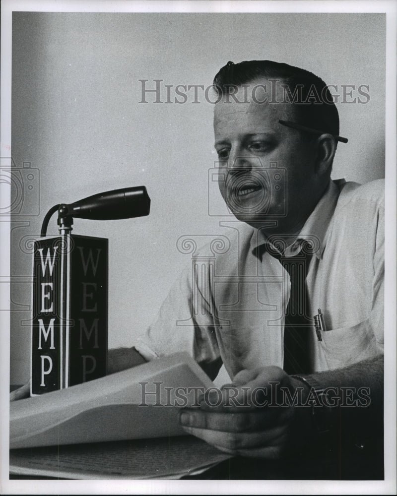1963 Press Photo Dean Griffin, WEMP announcer, Wisconsin - mjp16000 - Historic Images