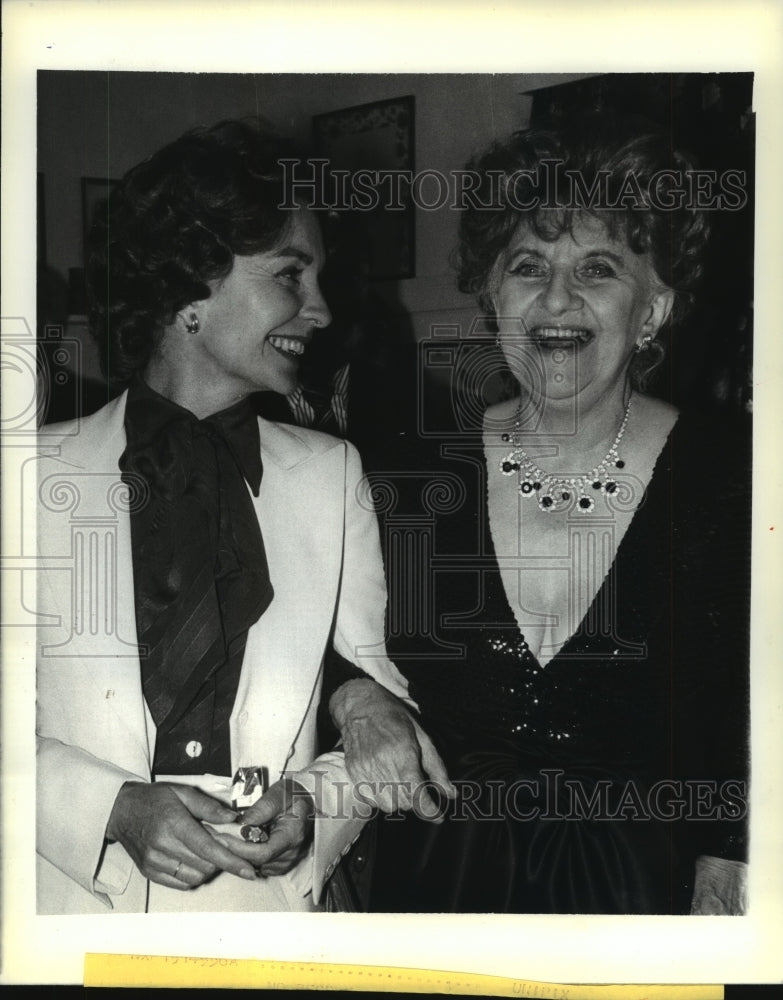 1977 Press Photo Hermione GIngold and Jean Simmons at "Side by Side by Sondheim" - Historic Images
