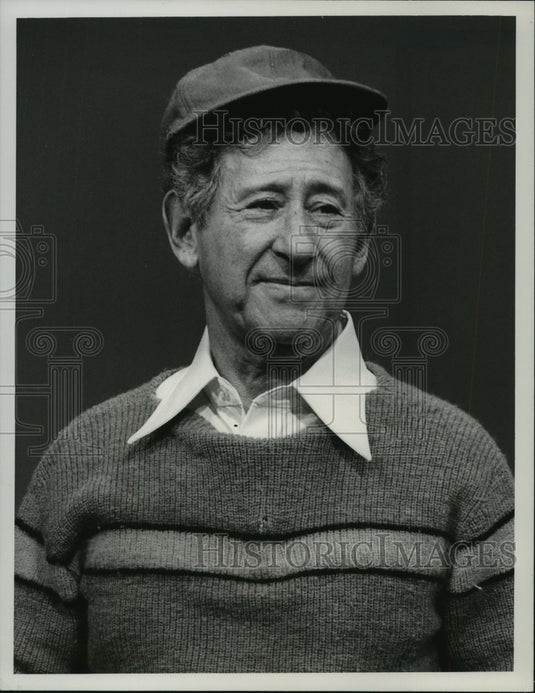 1974 Press Photo Jack Gilford after retiring gets new job on "Captain Kangaroo" - Historic Images