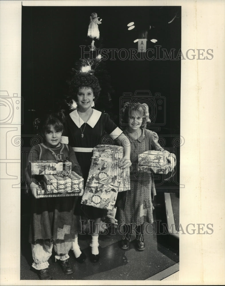 1985, The Graves girls Kia, Kristy and Karron in &quot;Annie&quot; productions. - Historic Images