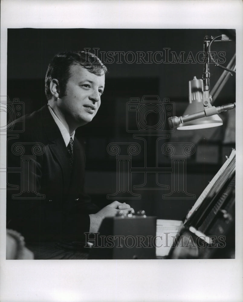 1970 Press Photo Jonathan Green, WTMJ Radio, at microphone, Milwaukee - Historic Images