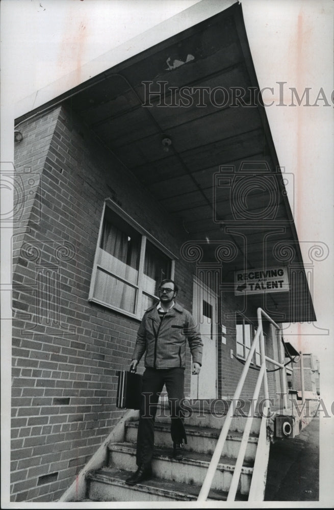 1974, Jonathon Green, journal employee leaving studio after work - Historic Images