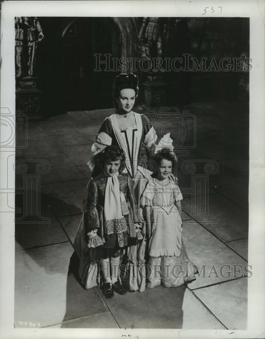 1949, Joan Greenwood and children in "Saraband" - mjp16279 - Historic Images