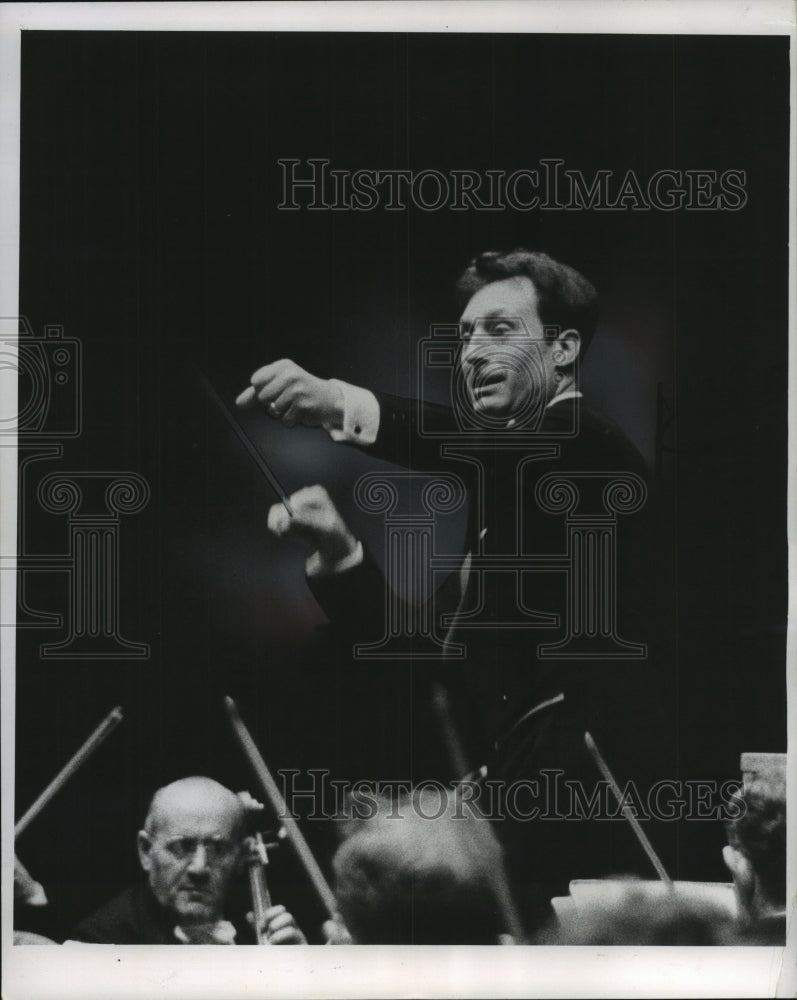 1960 Press Photo Carlo Maria Giulini conducts the Israel Philharmonic Orchestra.-Historic Images