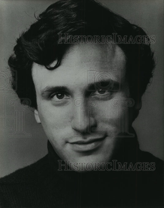 1990 Press Photo Neal Gittleman, conductor of the Milwaukee Symphony Orchestra. - Historic Images