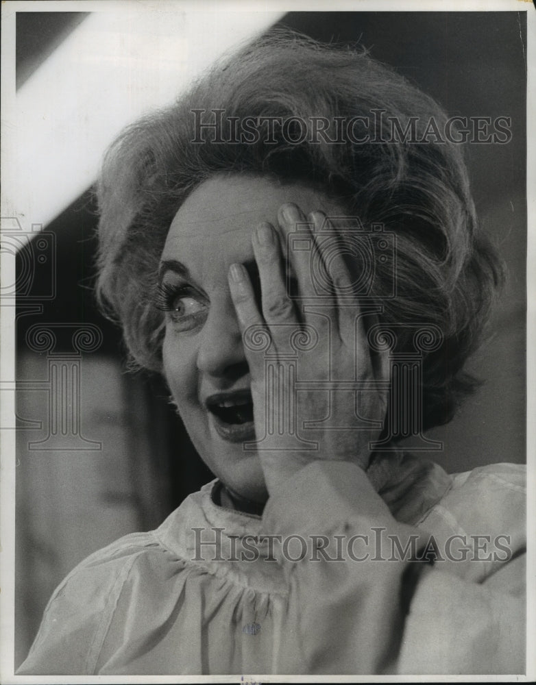 1963, Britain&#39;s Hermione Gingold, on the London set &quot;The Naked Edge.&quot; - Historic Images
