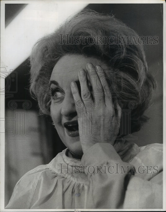 1963, Britain's Hermione Gingold, on the London set "The Naked Edge." - Historic Images