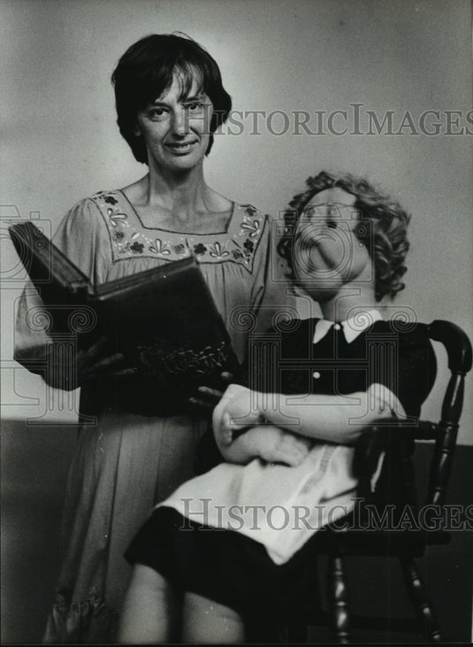 1983 Press Photo Shorewood Author Jean Jeffrey Gietzen - mjp16359 - Historic Images