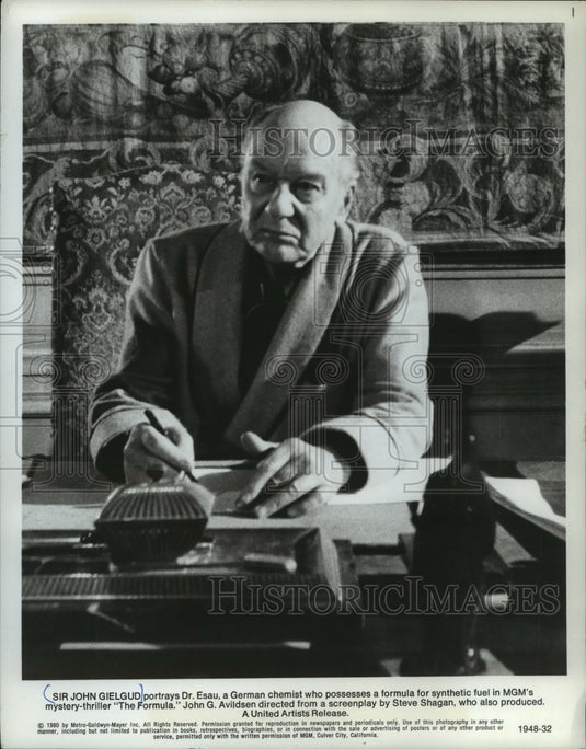 1980, Sir John Gielgud in a scene from The Formula. - mjp16367 - Historic Images