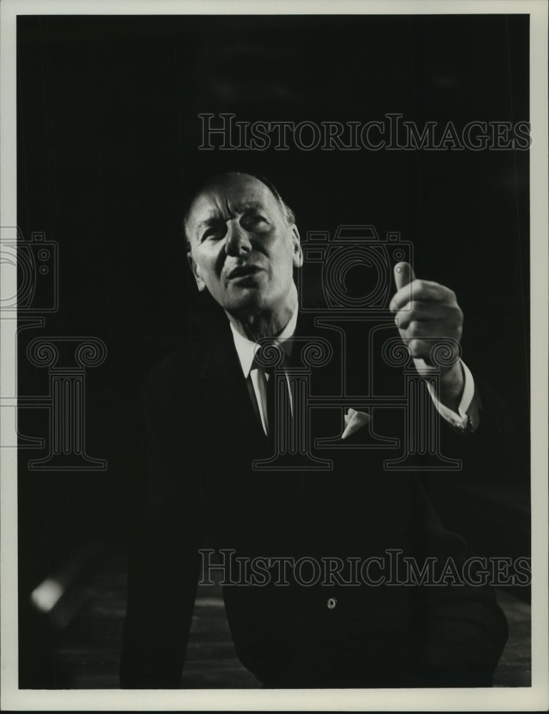 1966, British actor Sir John Gielgud - mjp16379 - Historic Images