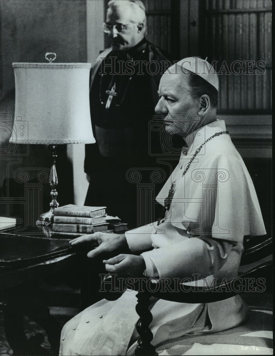 1969 Press Photo John Gielgud, Vittorio De Sica in "The Shoes of the Fisherman" - Historic Images
