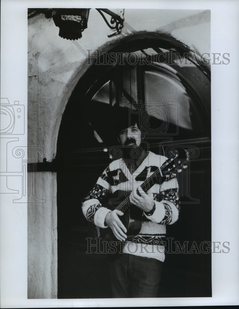1980 Press Photo Oscar Ghiglia, Guitarist in front of door - mjp16401 - Historic Images
