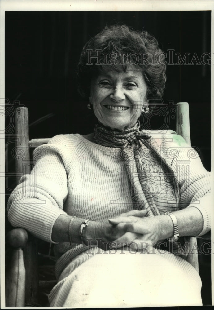 1986 Press Photo Estelle Getty in real life sitting in rocking chair - mjp16416 - Historic Images